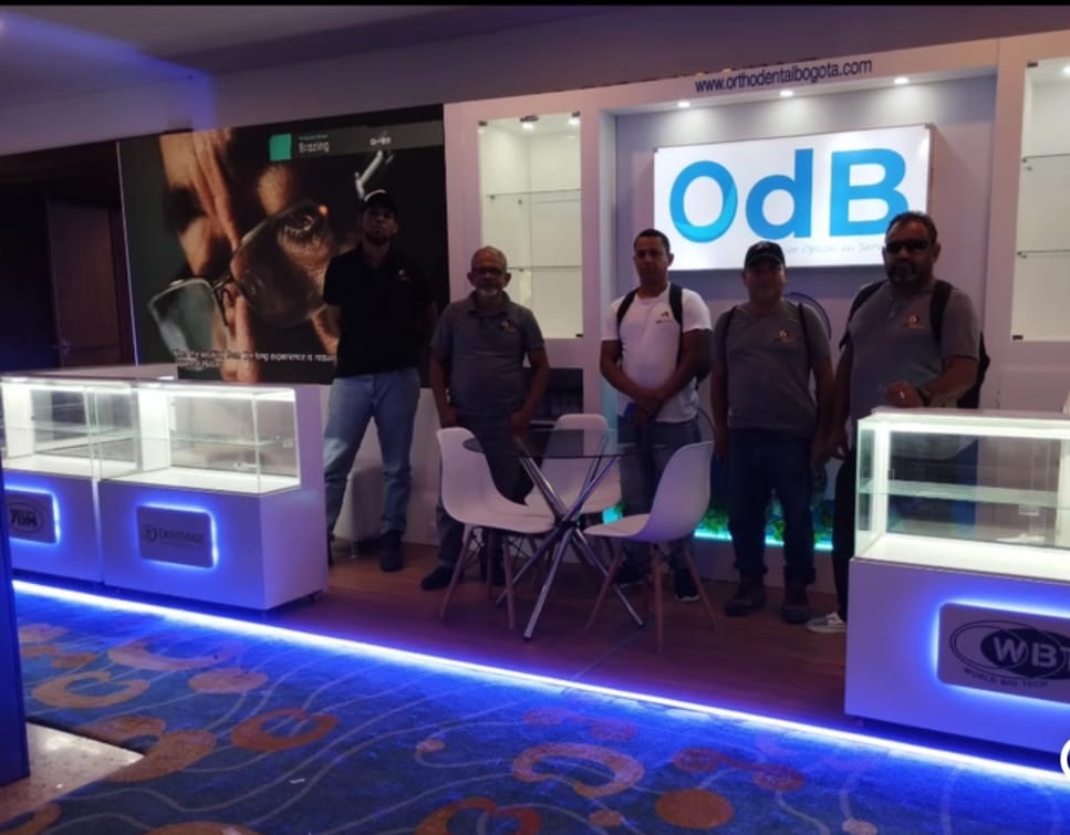 Equipo profesional de GH Stand trabajando en stands corporativos
